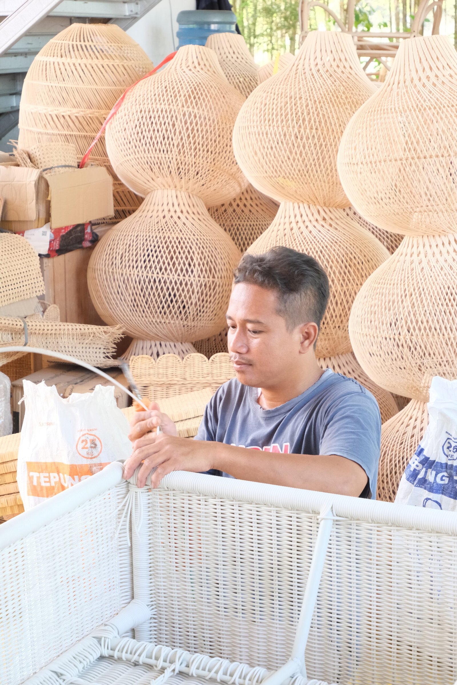 How a Trusted Rattan Furniture Manufacturer Supports Your Hospitality Projects